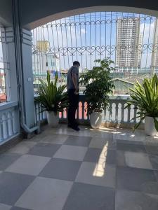 LÔ GÓC. SAU MỘT NHÀ RA OTO TRÁNH. ĐỊNH CÔNG-HOÀNG MAI